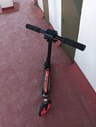 Patinete plegable negro y rojo