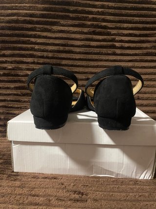 Sandalias Negras con Detalles Dorados