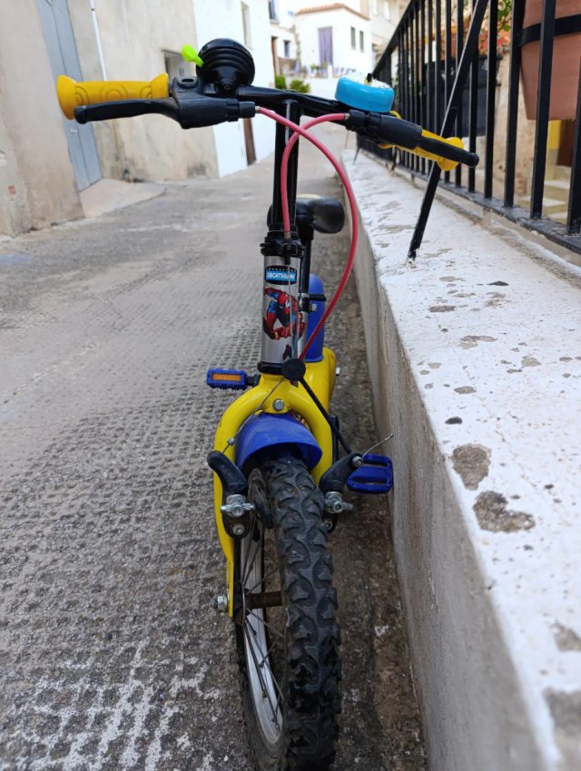 Bici infantil amarilla y azul