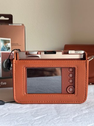 Cámara Fujifilm con funda marrón