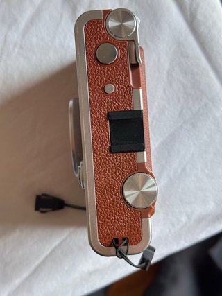 Cámara Fujifilm con funda marrón