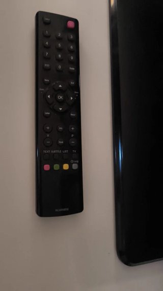 TV TCL 32 pulgadas con mando a distancia.
