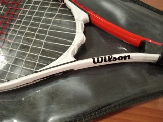 RAQUETA TENIS WILSON NEGRA , CON SU FUNDIDA