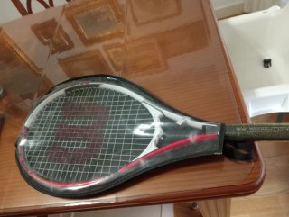 RAQUETA TENIS WILSON NEGRA , CON SU FUNDIDA