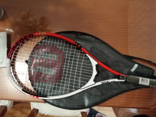 RAQUETA TENIS WILSON NEGRA , CON SU FUNDIDA