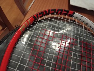 RAQUETA TENIS WILSON NEGRA , CON SU FUNDIDA