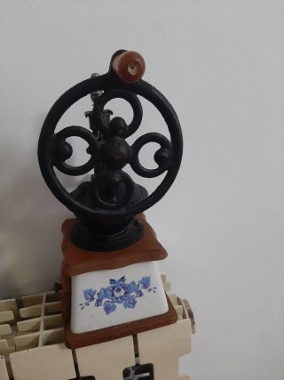 Molinillo de café antiguo