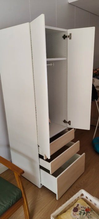 Armario infantil blanco y madera.