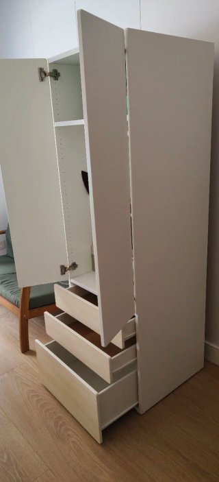 Armario infantil blanco y madera.