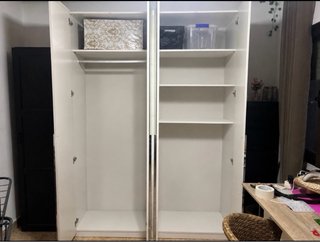 Armario grande blanco con puertas de espejo. Urge