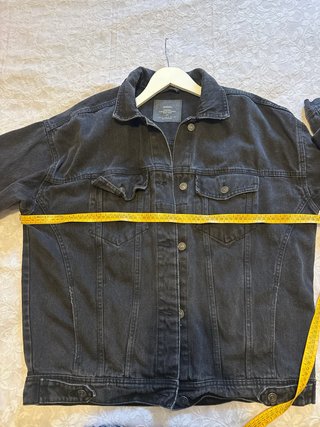 Cazadora vaquera Stradivarius negra Talla M