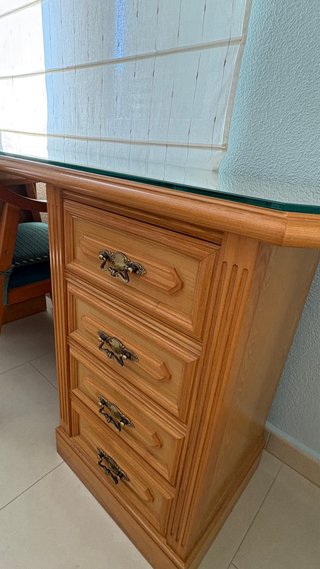 Scrivania in legno di pino massello su misura