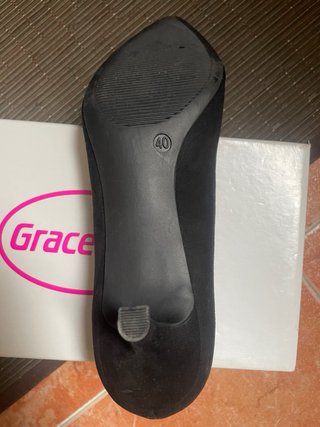 Zapatos de salón Graceland negros con cadena dorad