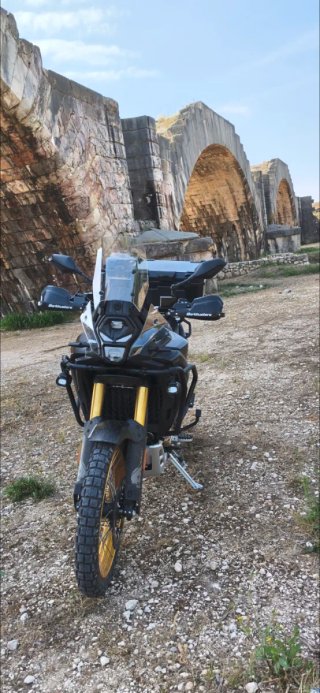 Voge 800 Rally Negra y Dorada