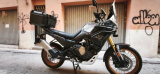 Voge 800 Rally Negra y Dorada