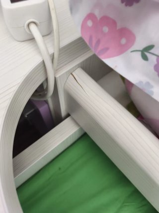 Cama nido juvenil con colchón y ropa de cama.