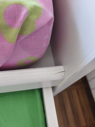 Cama nido juvenil con colchón y ropa de cama.