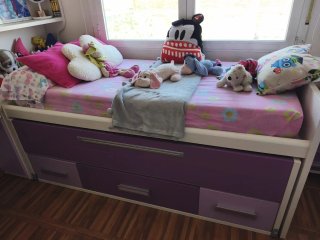 Cama nido juvenil con colchón y ropa de cama.