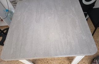 Mesa de comedor gris y blanca