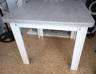 Mesa de comedor gris y blanca