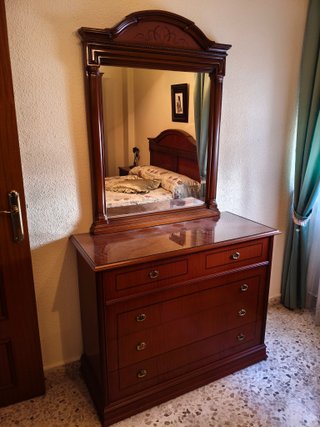 Cómoda de madera con espejo