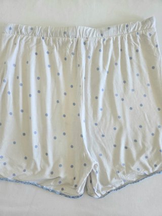 Conjunto de pijama blanco con lunares azules
