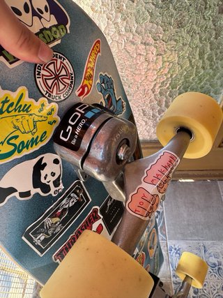 Surfskate Yow Mundaka 32” con pegatinas