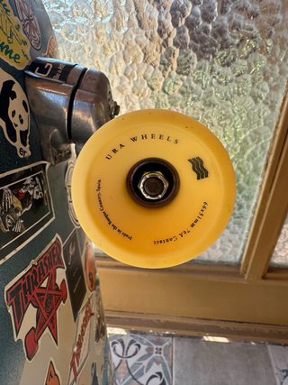 Surfskate Yow Mundaka 32” con pegatinas