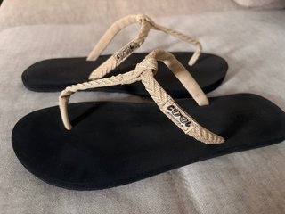 Chanclas Cool Shoe Corp. Trenzadas Beige/Negro
