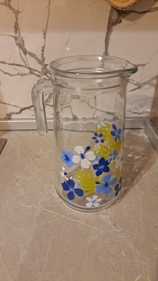 Brocca in vetro decorata con fiori