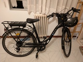 Bici Eléctrica Negra con Portaequipajes