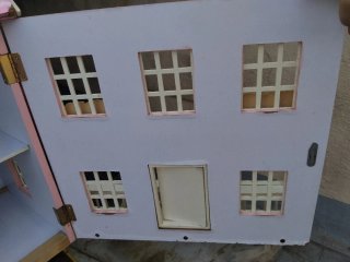 Casa de muñecas de madera rosa