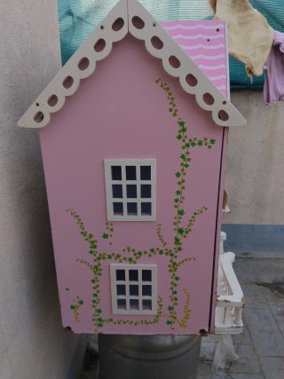 Casa de muñecas de madera rosa