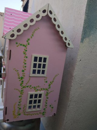 Casa de muñecas de madera rosa