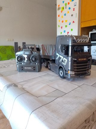 Camión Scania RC 1:18  no negociable,