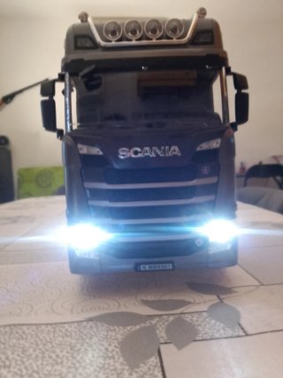 Camión Scania RC 1:18  no negociable,