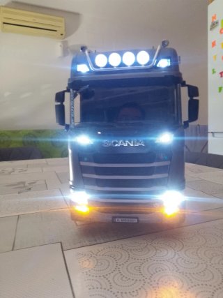 Camión Scania RC 1:18  no negociable,