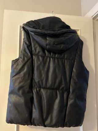 Chaleco acolchado negro con capucha Pull&Bear