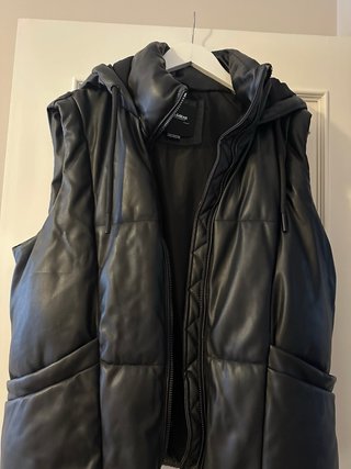 Chaleco acolchado negro con capucha Pull&Bear