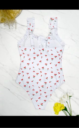 Bañador blanco con cerezas rojas