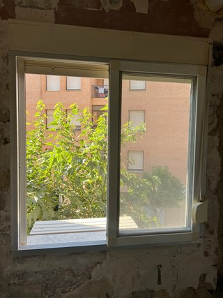 Ventana corredera con marco blanco