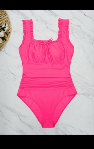 Bañador rosa con volantes