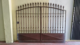 Puerta de cochera de hierro forjado