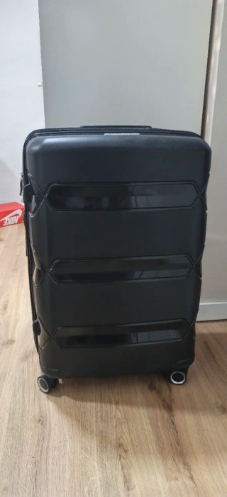 Maleta negra, marca colombiana  Lg 76cm An 47 cm
