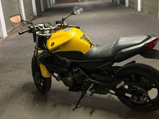 Yamaha XJ6 Naked Amarilla y Negra