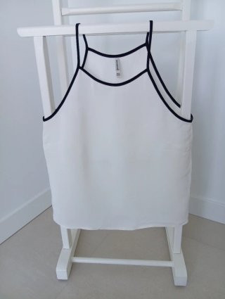 Blusa Stradivarius tirantes negra y blanca