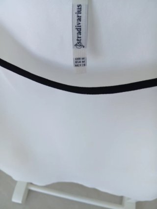 Blusa Stradivarius tirantes negra y blanca