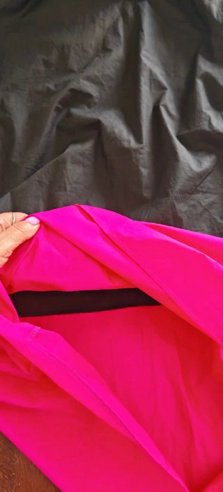 Abito Benua oversize nero e fucsia con cintura