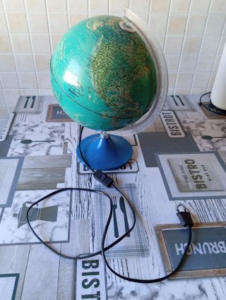 Mappamondo con base blu