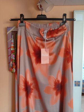 Falda larga floral con etiqueta.